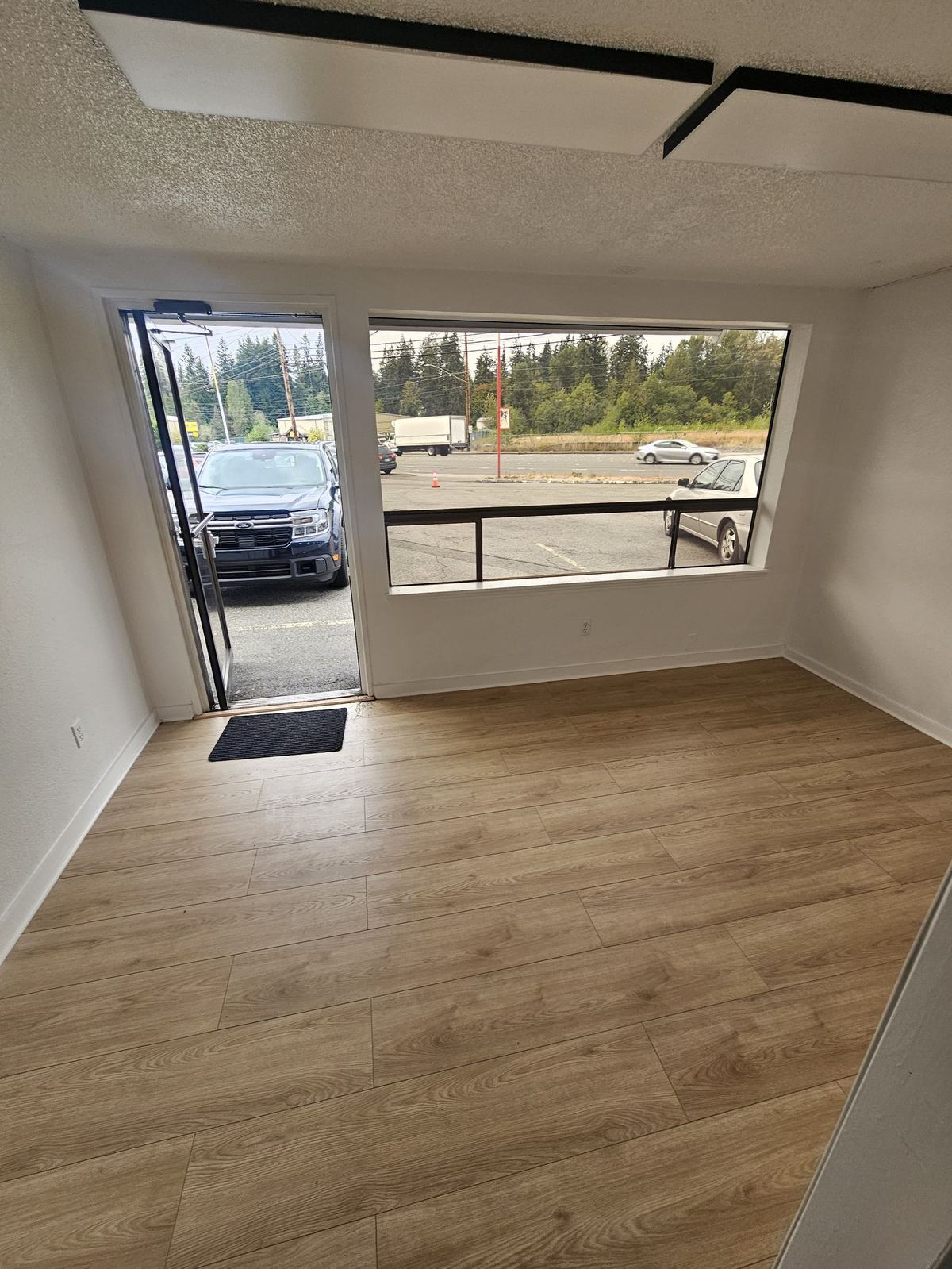 Front office with large window facing the car lot